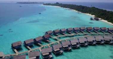 Adadaki rahat ahşap bungalovlar. Endonezya, Bali 'de tropikal tatilin tadını çıkarıyorum..