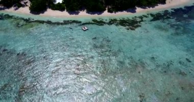 Küçük dalgalara bakıyorum. Bahamalar, Karayipler 'in tropikal doğası. 