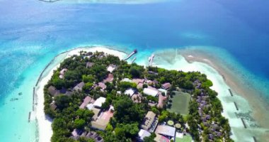 Adadaki sıcak bungalovlar. Güney Asya, Maldivler 'de yaz deniz manzarası.