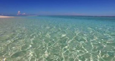 Adada şeffaf dalgalanan deniz suyuna yakın çekim. Güney Asya, Maldivler 'de yaz sahnesi.