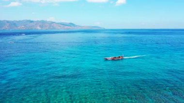 Dağın arka planında deniz manzarası. Bahamalar, Karayipler 'in tropikal doğası. 