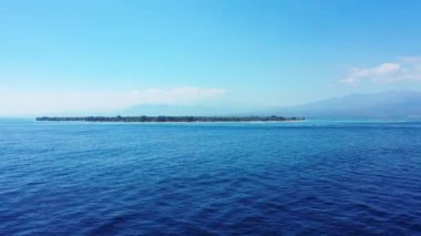 İnsansız hava aracından deniz manzarasının tadını çıkarıyorum. Tayland 'a yaz yolculuğu.