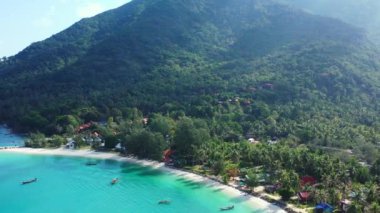 Yeşil ağaçlarla kaplı yüksek dağlar. Endonezya, Bali 'de tropikal tatilin tadını çıkarıyorum..