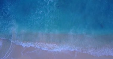 Kıyıda sığ deniz suyu. Endonezya, Bali 'de tropik bir manzara.   