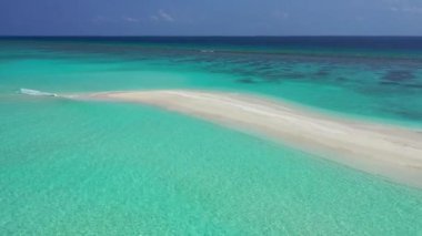 Kum kenarındaki kristal turkuaz su. Endonezya, Bali 'ye tropikal yolculuk.