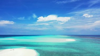 Turkuaz deniz kenarlı yeşil ada. Bora Bora 'nın egzotik doğası, Fransız Polinezyası. 