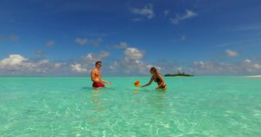 Bora Bora 'daki tropik adanın kıyısında tatilin tadını çıkaran sevimli bir çift..