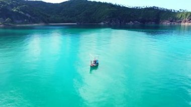 Turkuaz deniz kenarı gündüz görüşü. Tayland yaz gezisi.