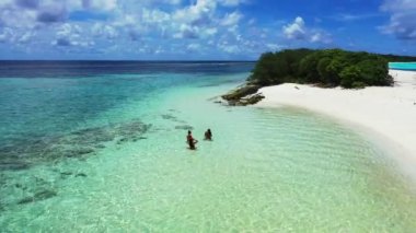 Bikinili kız Panama 'da kumlu sahilde turkuaz denizle dinleniyor..