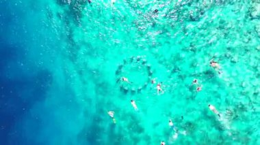 Turistler berrak suda şnorkelle yüzüyor. Endonezya, Bali 'de tropikal tatilin tadını çıkarıyorum..