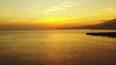Deniz kenarındaki parlak altın saat. Endonezya, Bali 'ye seyahat.