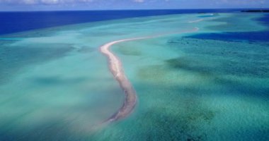 Temiz turkuaz su ve beyaz kumla bakir kumsalın göz kamaştırıcı manzarası. Fiji, Okyanusya 'nın doğal manzarası.