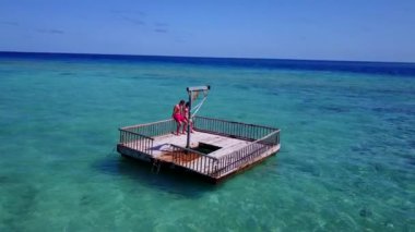Bora Bora 'daki tropik adanın kıyısında tatilin tadını çıkaran sevimli bir çift..