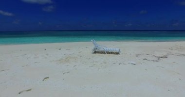 Sahildeki beyaz şezlong. Bali 'de yaz tatili.