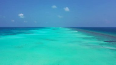 Canlı turkuaz sonsuz okyanus. Hawaii, ABD 'nin egzotik manzarası.