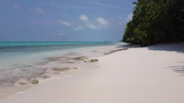Deniz kıyısında dalgalı su. Tayland yaz gezisi.