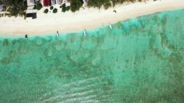 Ada kıyısı boyunca sığ deniz suyu. Bali 'de Rahatlama. 