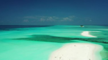 Sakin turuaz denizi. Antigua 'nın Doğa Manzarası.