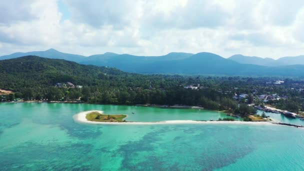 Vista Superior Isla Verde Con Agua Azul Turquesa Vacaciones Verano — Vídeos de Stock