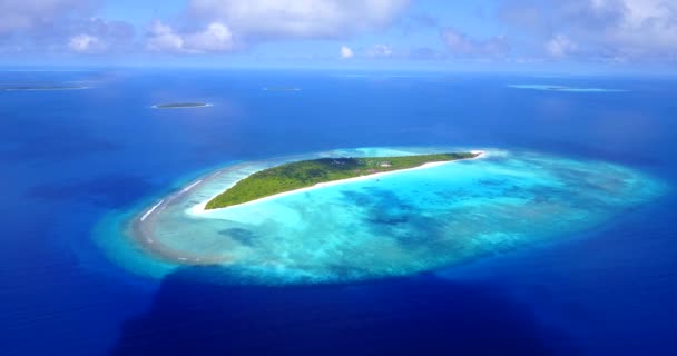 空中的海景 岛屿在无尽的蓝水中 前往马尔代夫的异国情调 — 图库视频影像