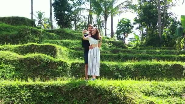 アジアの熱帯の島の緑のフィールドでカップルロマンチックなコンセプト旅行のコンセプト — ストック動画