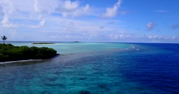 Fliegen Der Nähe Der Tropischen Insel Blauen Meer Urlaub Auf — Stockvideo