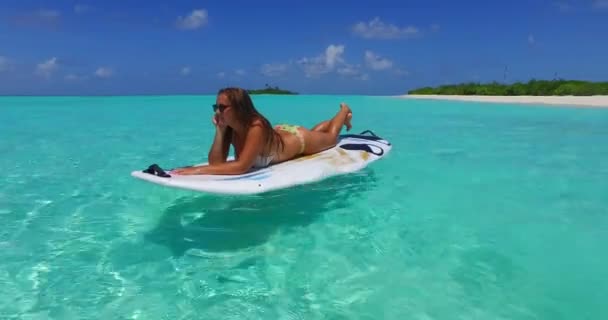 Vídeo Chica Atlética Tomando Sol Tabla Surf Balanceándose Sobre Las — Vídeo de stock