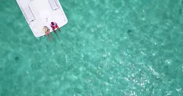 热带岛屿海洋游艇上夫妻的高角视图 — 图库视频影像