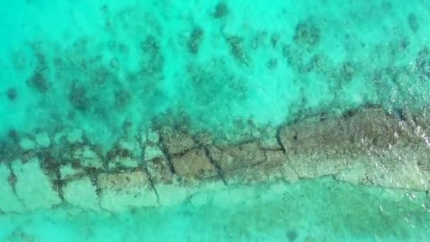 바위가 청록색 카리브해 바하마에서의 — 비디오