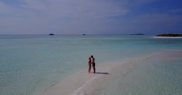 カリブ海の島での夏休みに新婚旅行のカップル ターコイズブルーの海と砂金のビーチの背景 — ストック動画