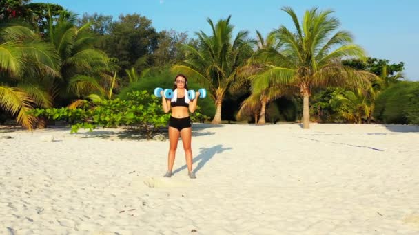Kadın Sporcu Kulaklıkla Müzik Dinliyor Adanın Sahilinde Dambıllarla Egzersiz Yapıyor — Stok video