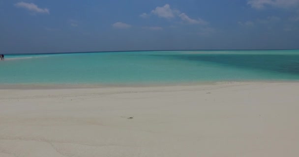 沙滩带碧绿浅水 前往马尔代夫的旅行 — 图库视频影像