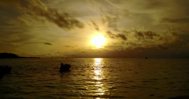 Boot Schaukelt Auf Wellen Abendmeer Aussichtsreiche Aussicht Auf Das Meer — Stockvideo