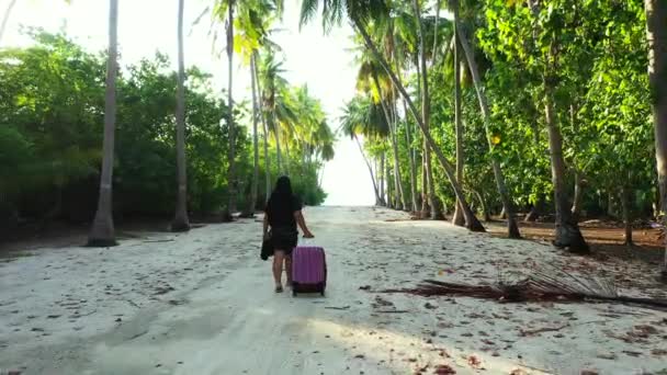 Reisestimmung Eine Frau Geht Mit Einem Koffer Strand Spazieren Sommerurlaub — Stockvideo