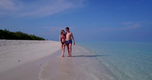 Pareja Romántica Playa Tropical — Vídeo de stock