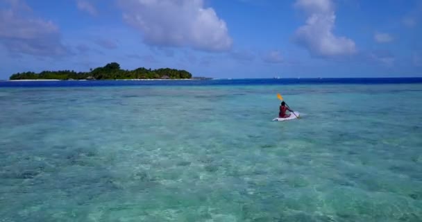 Pessoa Remando Tábua Plana Perto Ilha Férias Verão Bali Indonésia — Vídeo de Stock