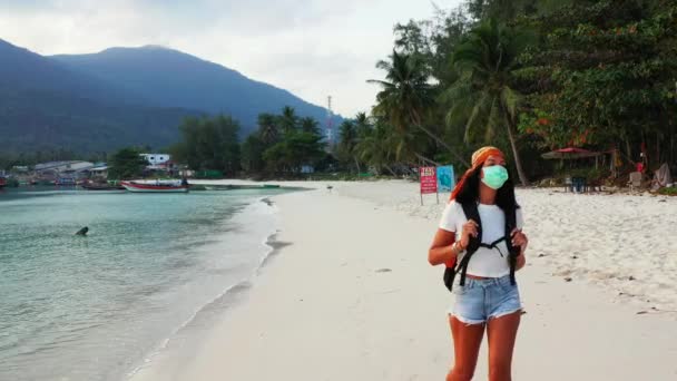 Uitzicht Een Meisje Een Masker Wandelen Het Zandstrand — Stockvideo