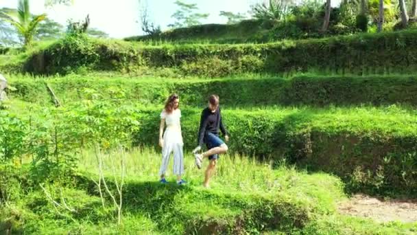 Images Belle Jeune Femme Avec Son Petit Ami Jouissant Nature — Video