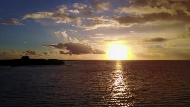 Dramatyczny Żółty Zachód Słońca Nad Morzem Egzotyczne Wakacje Bali Indonezja — Wideo stockowe