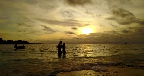 Joven Hombre Mujer Pie Mar Abrazando Agua Atardecer Hermosa Pareja — Vídeos de Stock