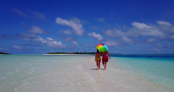 Giovane Uomo Donna Che Camminano Acqua Mare Con Ombrellone Bella — Video Stock