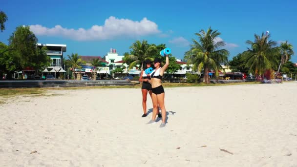 Meninas Fazendo Exercício Praia — Vídeo de Stock