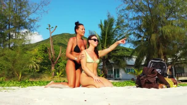 Duas Jovens Amigas Sentadas Costa Mar Arenoso Sundbathing Conversando Uma — Vídeo de Stock