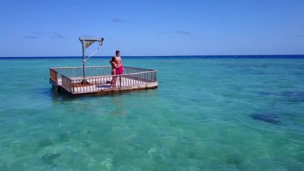 Bel Océan Tropical Avec Eau Cristalline Couple Romantique Amoureux Profitant — Video