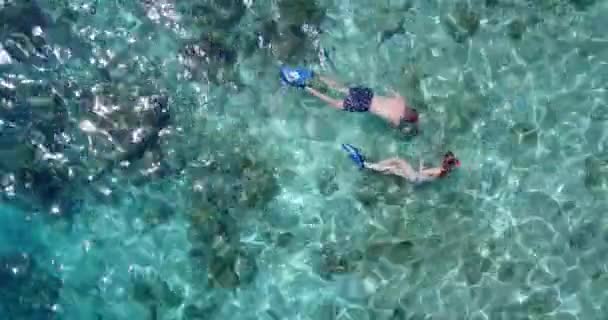 Joven Hombre Mujer Buceando Mar Turquesa Hermosa Pareja Descansando Resort — Vídeos de Stock