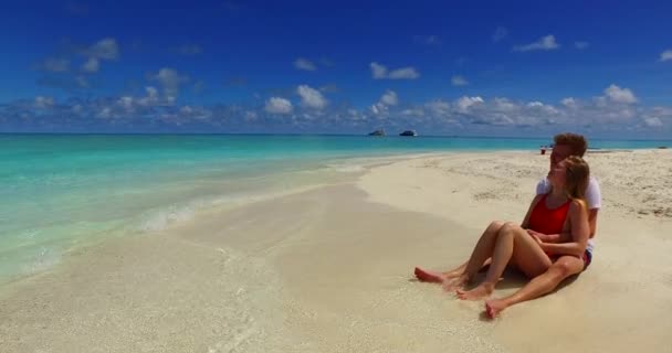 Pareja Romántica Playa Tropical — Vídeo de stock