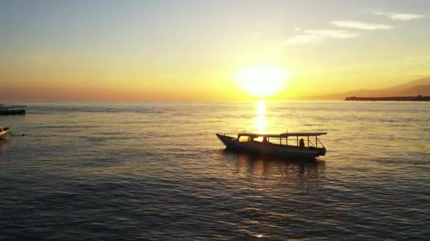 Sarı Gün Batımlı Rıhtım Tekneleri Endonezya Yaz Gezisi — Stok video