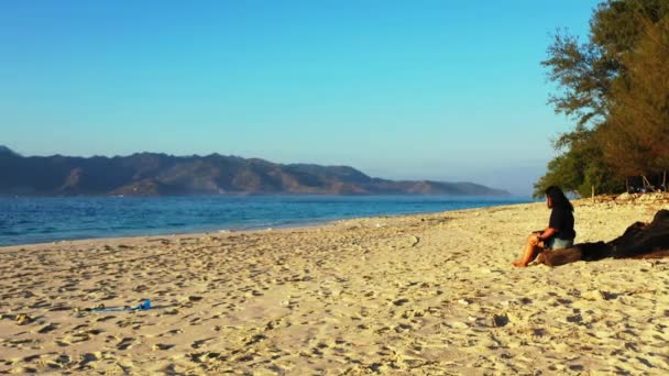 Sommerlandschaft Mit Asiatischen Touristinnen Auf Der Tropischen Insel Koh Kradan — Stockvideo