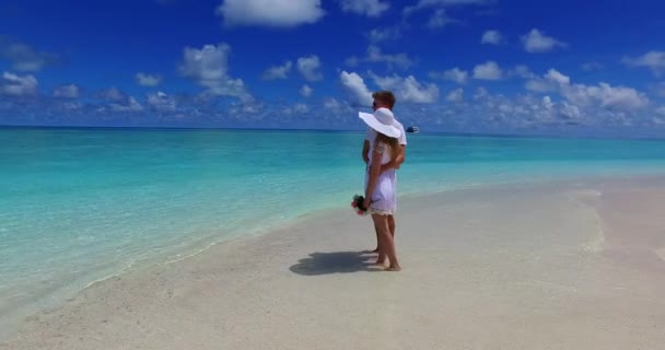 Pareja Romántica Playa Tropical — Vídeo de stock