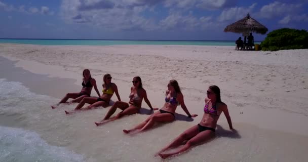 Video Ragazze Abbronzate Bikini Distese Fila Sulla Spiaggia Sabbia Bianca — Video Stock